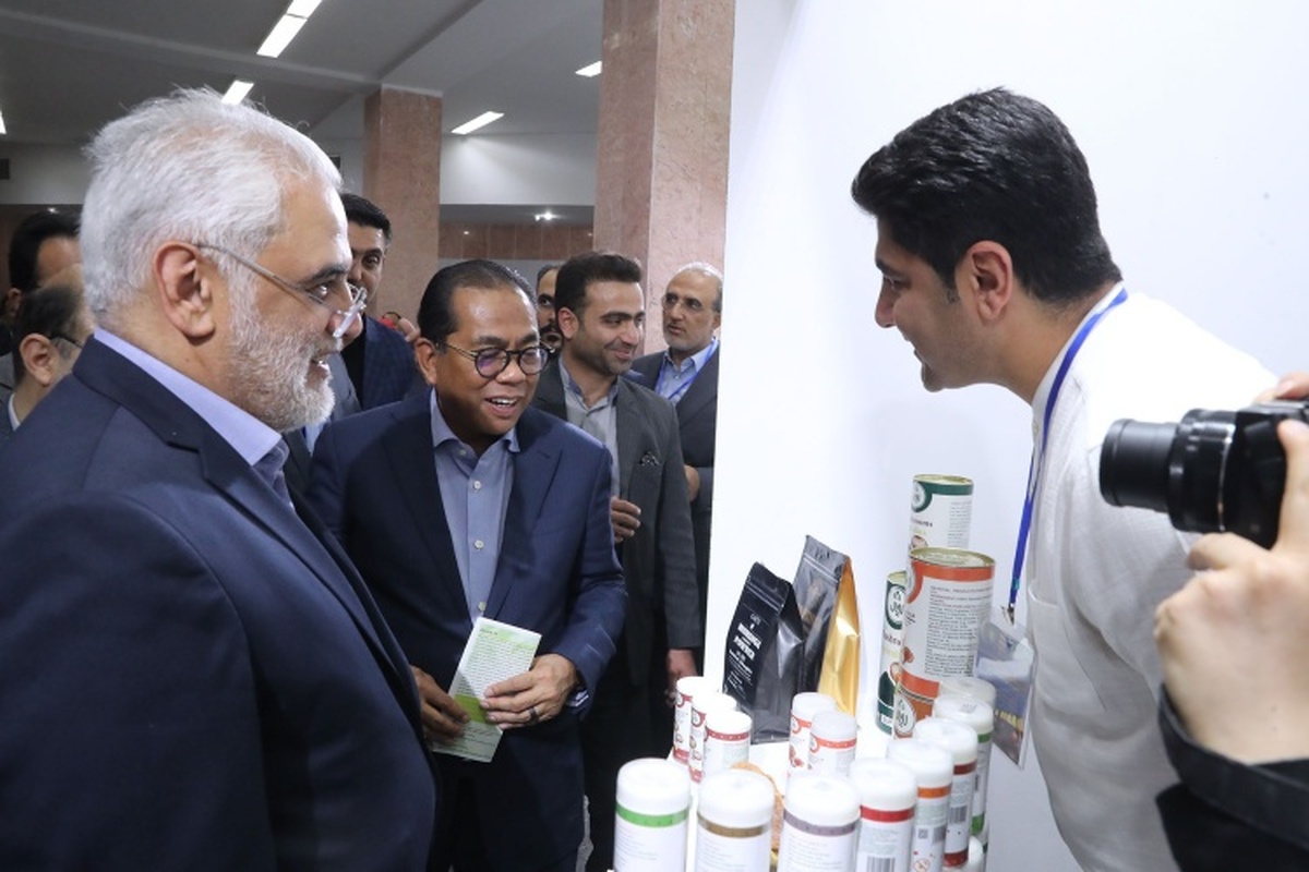 بازدید دکتر طهرانچی و وزیر علوم مالزی از نمایشگاه دستاوردهای علمی‌ واحد اصفهان