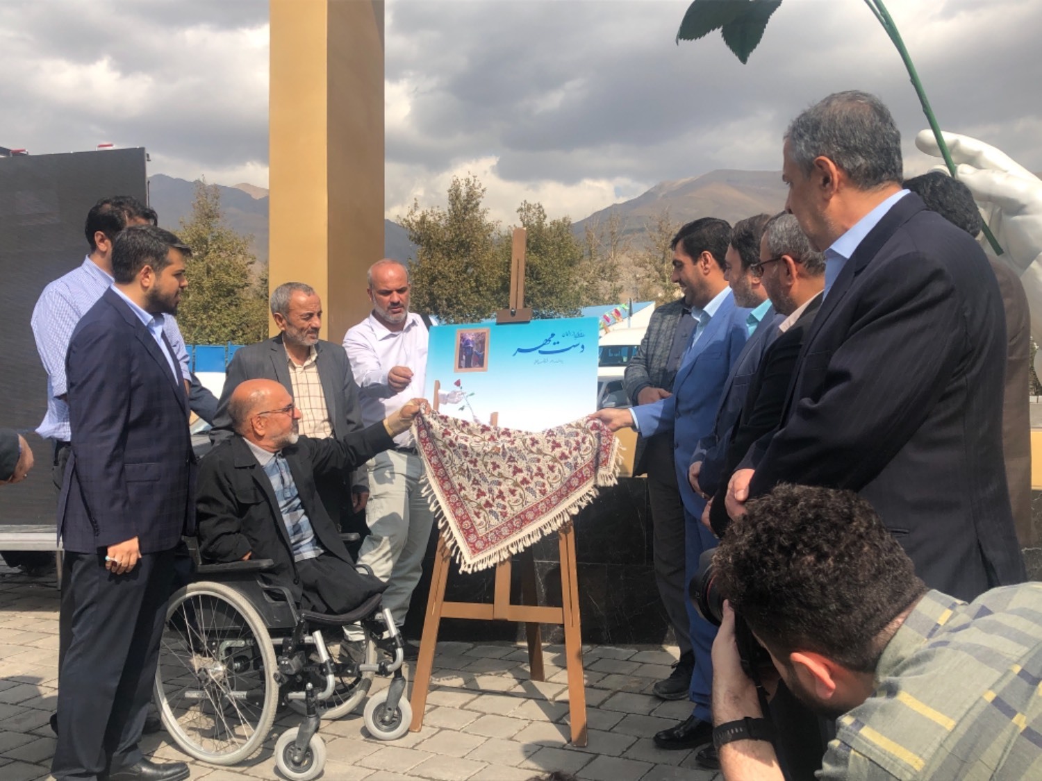 تندیس «دست مهر» رونمایی شد تندیس «دست مهر» رونمایی شد