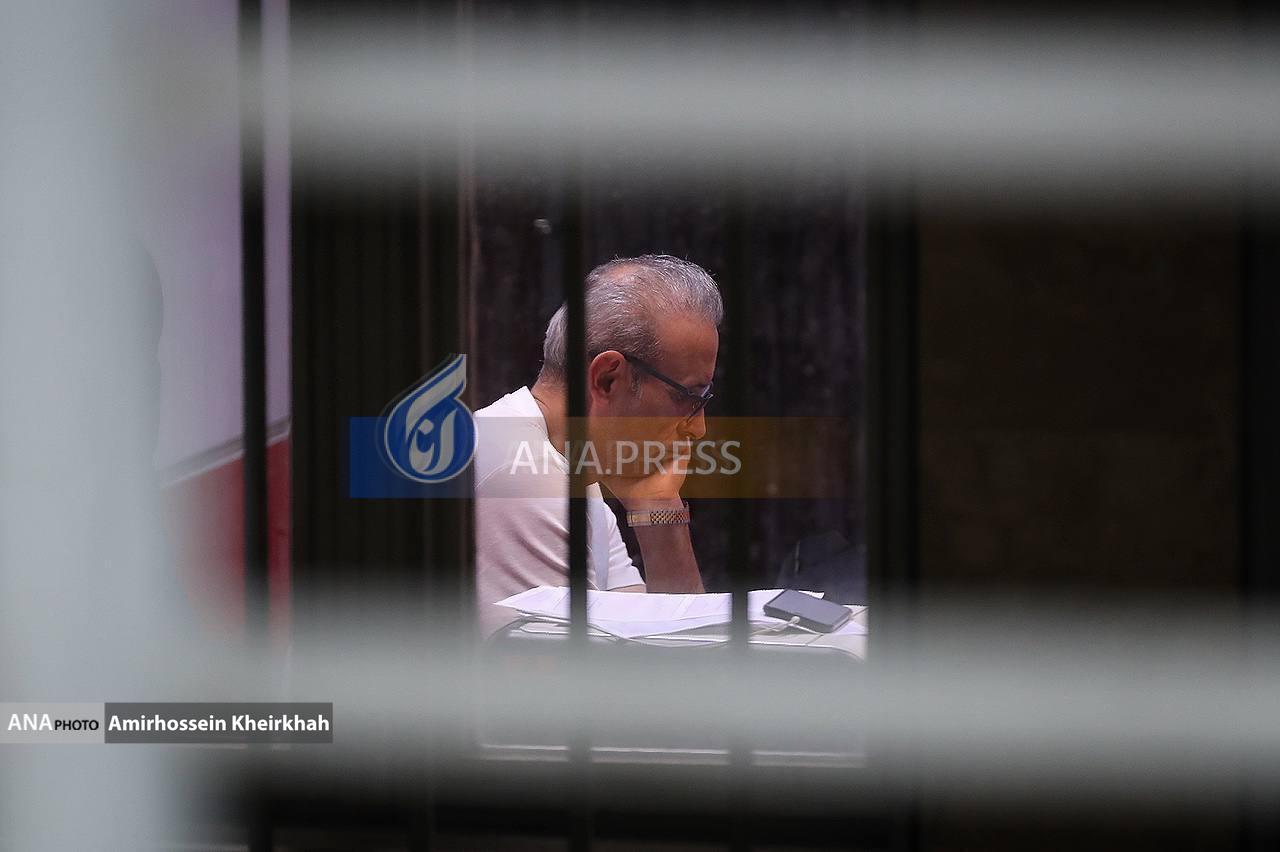 تصاویری از گل محمدی در دفتر کارش در ورزشگاه شهید کاظمی در روز پایان اعتصاب پرسپولیس تصاویری از گل محمدی در دفتر کارش در ورزشگاه شهید کاظمی در روز پایان اعتصاب پرسپولیس