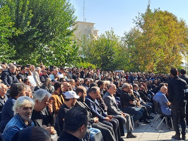 حضور گسترده علاقهمندان سینما برای بدرقه پیکر زندهیاد داریوش مهرجویی+ فیلم حضور گسترده علاقهمندان سینما برای بدرقه پیکر زندهیاد داریوش مهرجویی+ فیلم