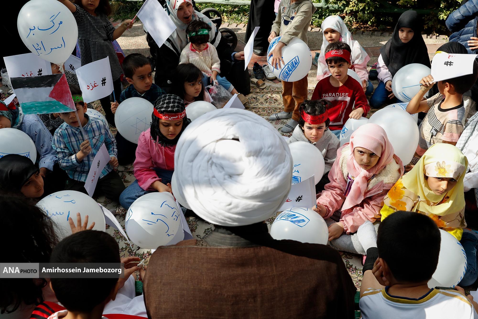 تجمع مادران و بانوان ایرانی همراه با فرزندان روبروی دفتر سازمان ملل متحد در ایران