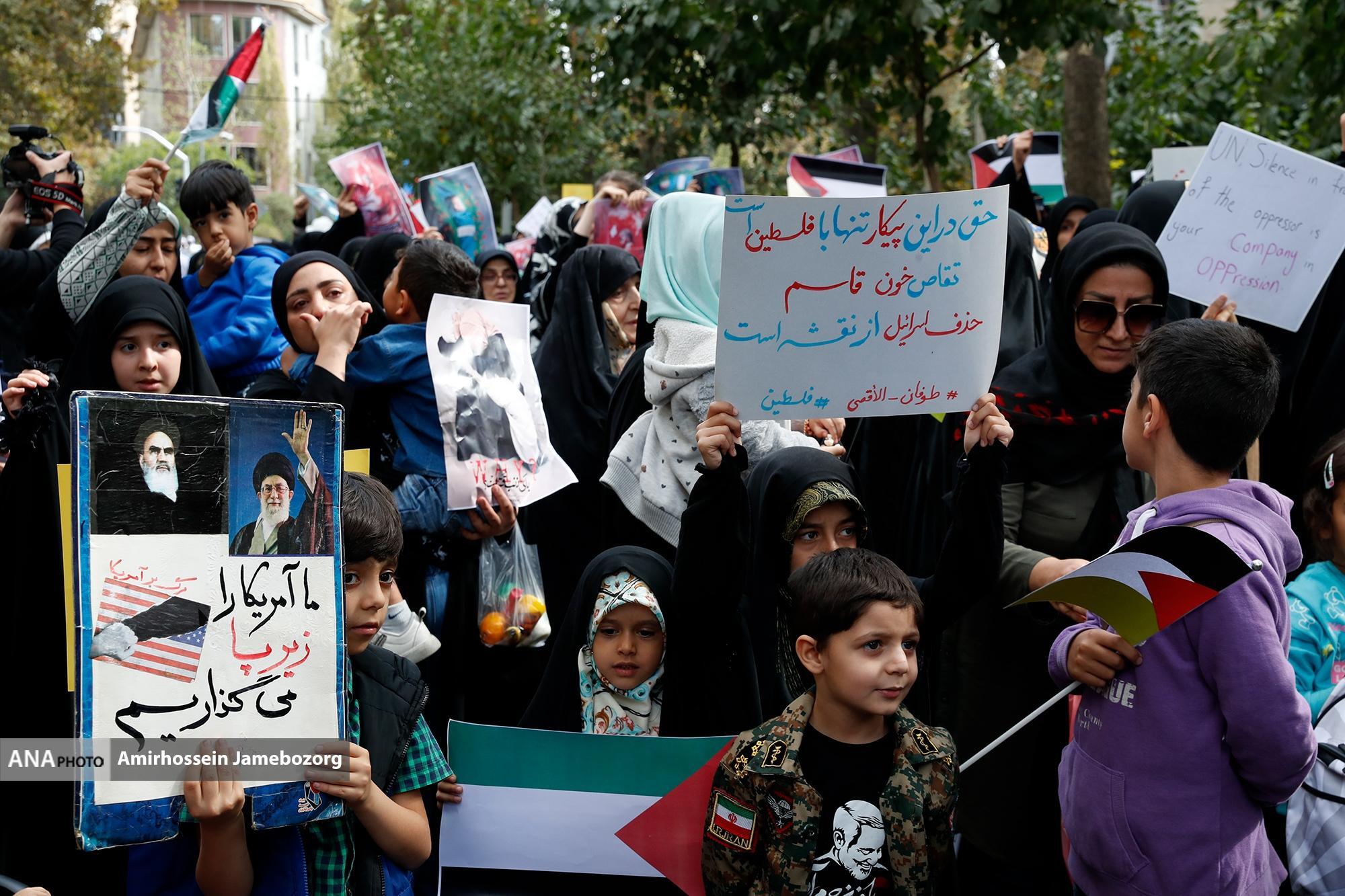 تجمع مادران و بانوان ایرانی همراه با فرزندان روبروی دفتر سازمان ملل متحد در ایران