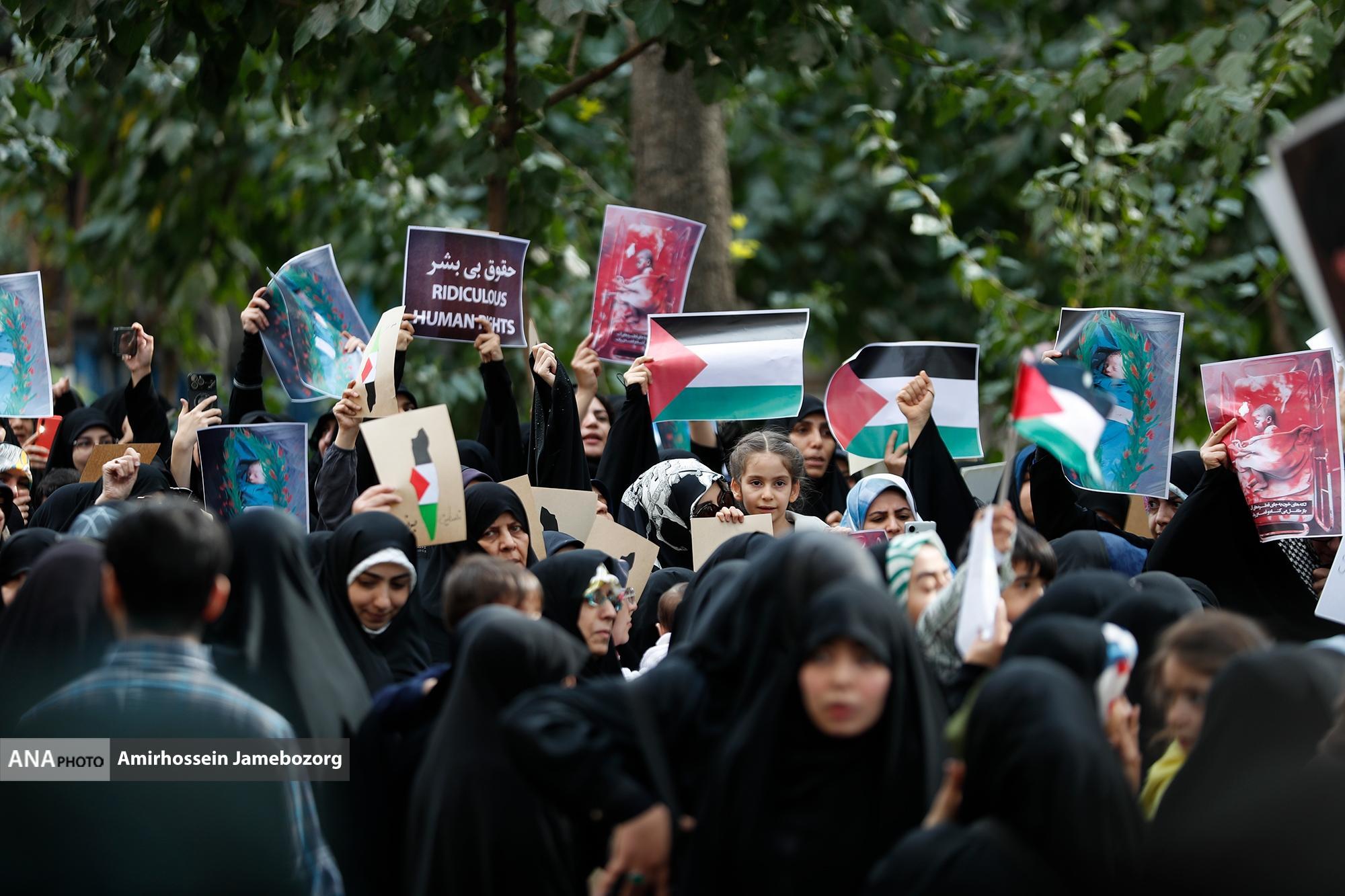 تجمع مادران و بانوان ایرانی همراه با فرزندان روبروی دفتر سازمان ملل متحد در ایران