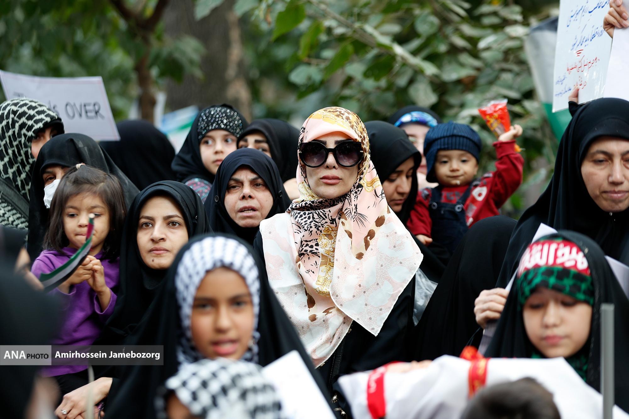 تجمع مادران و بانوان ایرانی همراه با فرزندان روبروی دفتر سازمان ملل متحد در ایران تجمع مادران و بانوان ایرانی همراه با فرزندان روبروی دفتر سازمان ملل متحد در ایران