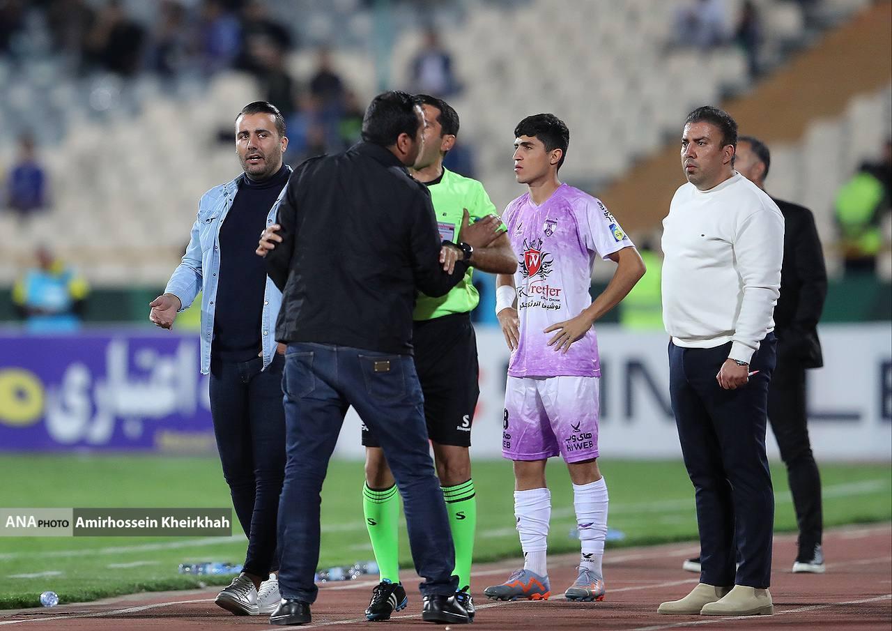 به جا مانده از حواشی بازی استقلال و هوادار| درگیری لفظی سامره با کادرفنی حریف به جا مانده از حواشی بازی استقلال و هوادار| درگیری لفظی سامره با کادرفنی حریف