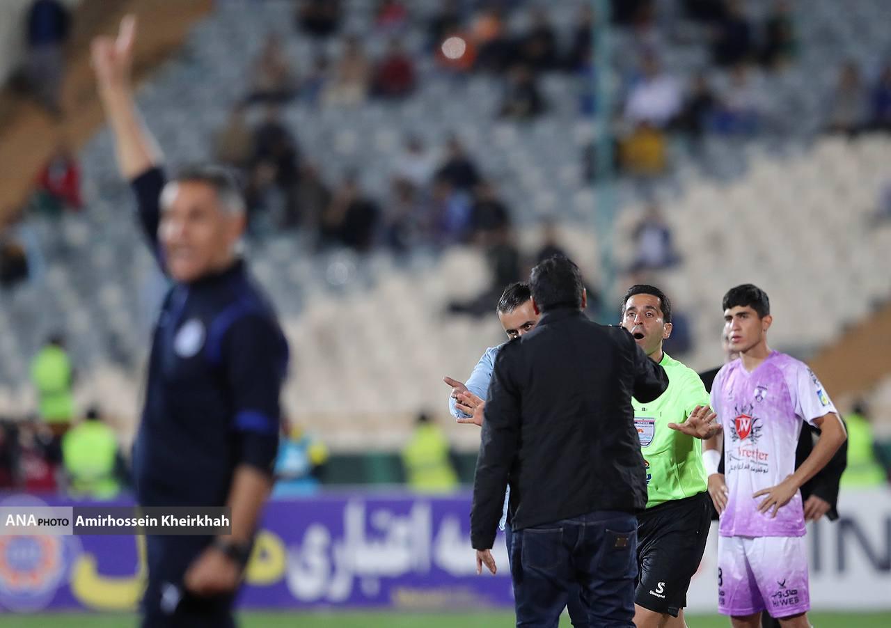 به جا مانده از حواشی بازی استقلال و هوادار| درگیری لفظی سامره با کادرفنی حریف به جا مانده از حواشی بازی استقلال و هوادار| درگیری لفظی سامره با کادرفنی حریف