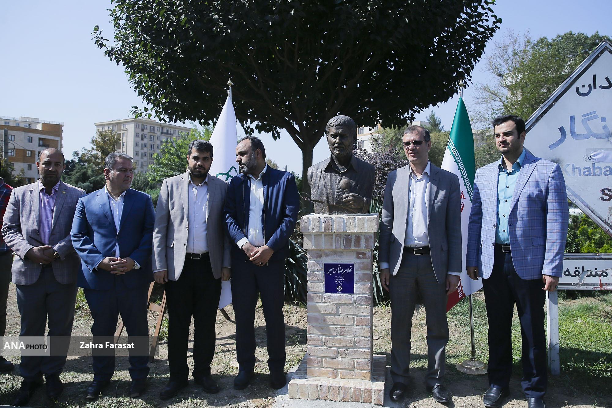 بی‌سلیقگی شهرداری در میدانی که به نام خبرنگار است +شهر