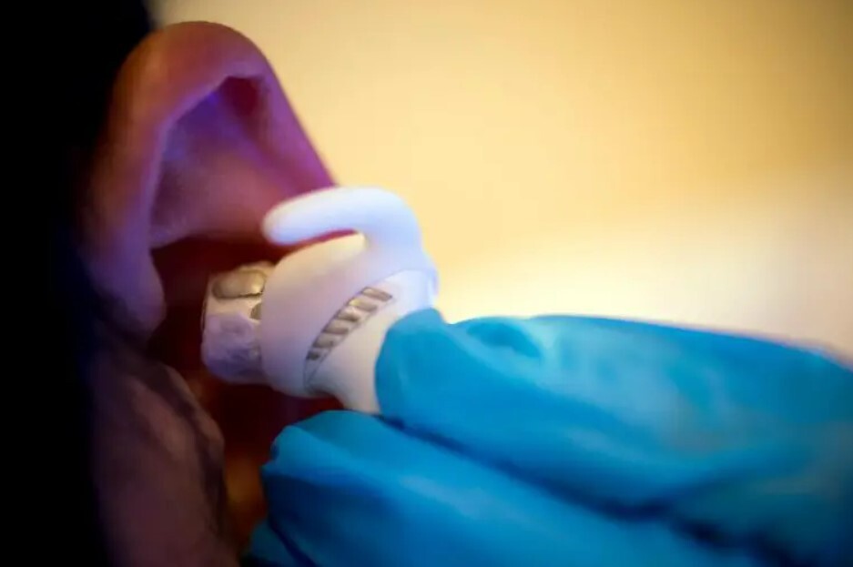 ثبت فعالیتهای مغزی و ورزشی با هدفونهای مجهز به زیستحسگر ثبت فعالیتهای مغزی و ورزشی با هدفونهای مجهز به زیستحسگر