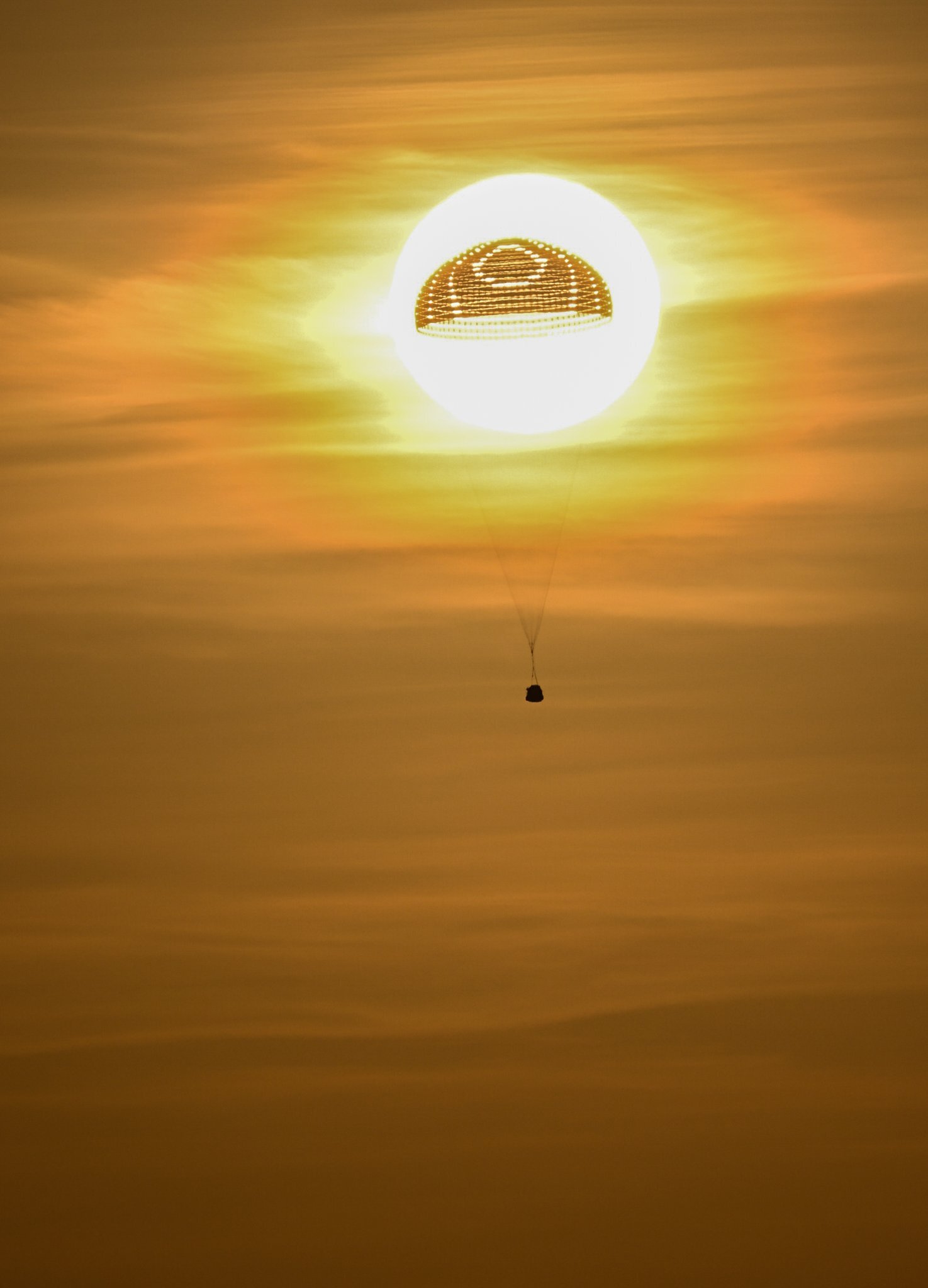 بازگشت فضانوردان شنزو-16 چین به زمین بازگشت فضانوردان شنزو-16 چین به زمین