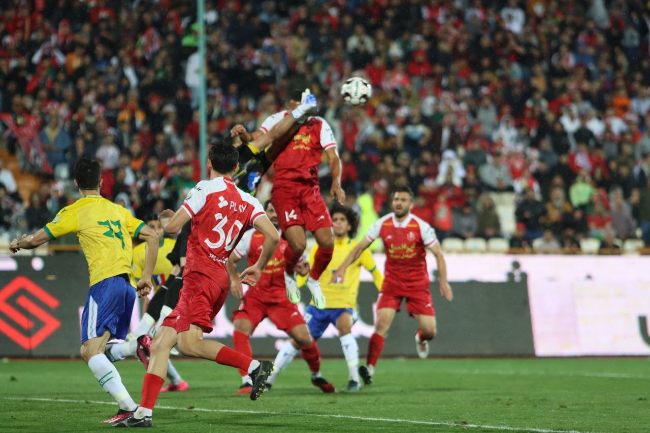 تصاویری جالب از بازیهای استقلال و پرسپولیس با شمس آذر و صنعت نفت تصاویری جالب از بازیهای استقلال و پرسپولیس با شمس آذر و صنعت نفت