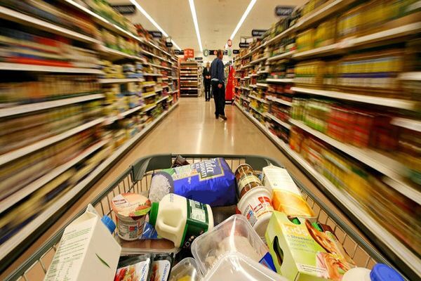 یک گام فرهنگسازی تاکاهش واردات و تقاضای خرید کالاهای شرکتهای حامی رژیم صهیونیستی کالاهای شرکتهای حامی رژیم صهیونیستی