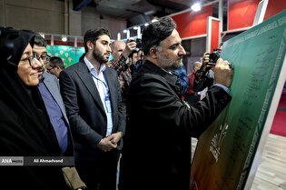 بازدید معاون علمی و فناوری رئیس جمهور از نمایشگاه فناوری ایران نانو