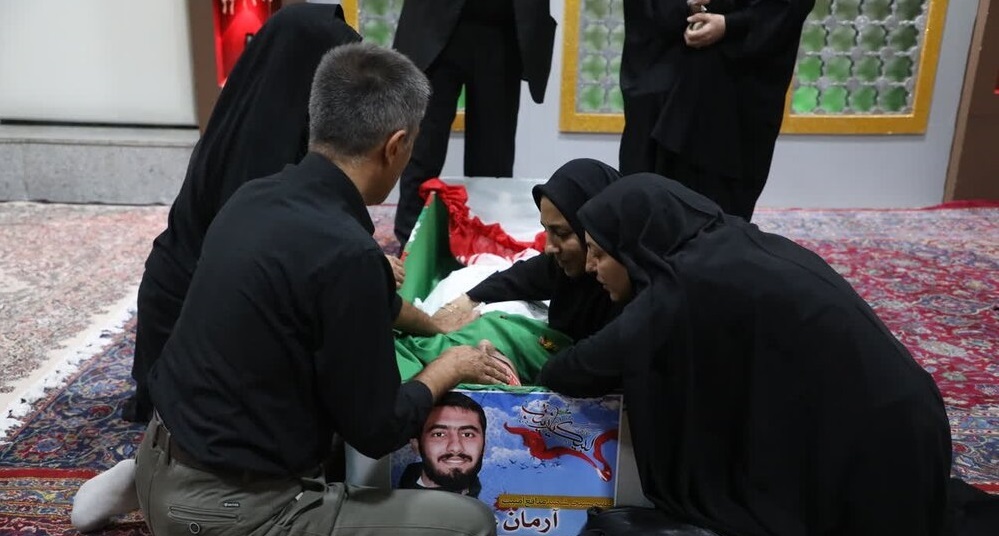 روایت جانسوز مادر شهید آرمان علی&zwnj;وردی از لحظه تدفین فرزندش + فیلم