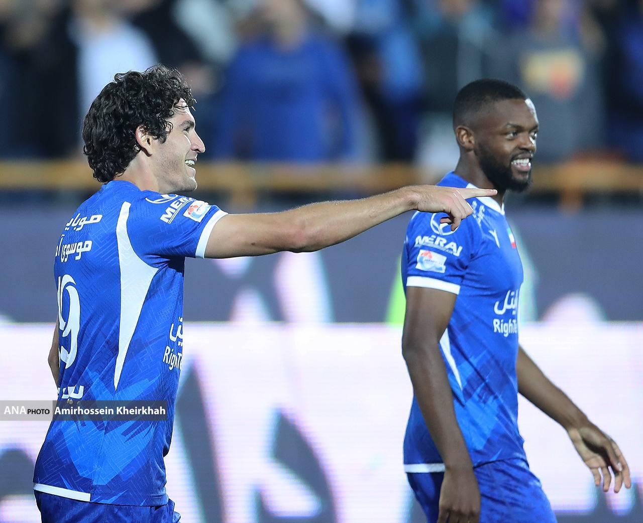 نگاهی به تصاویر برتری استقلال مقابل تراکتور نگاهی به تصاویر برتری استقلال مقابل تراکتور