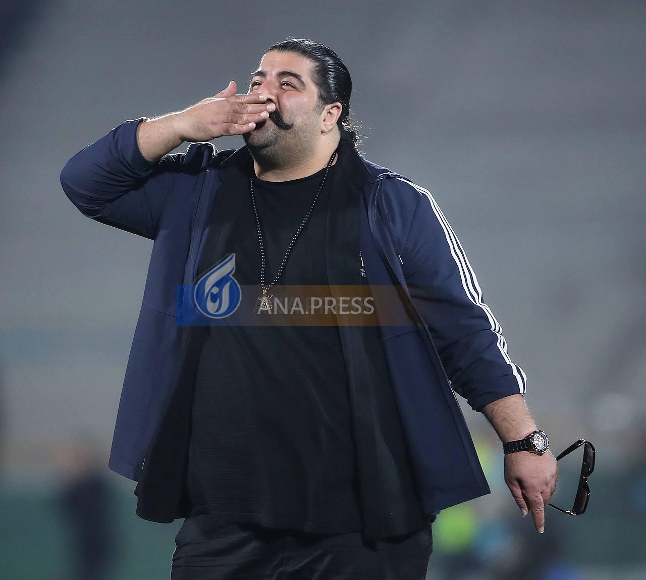 خواننده محبوب پاپ در کنار استقلالیها+ تصاویر خواننده محبوب پاپ در کنار استقلالیها+ تصاویر