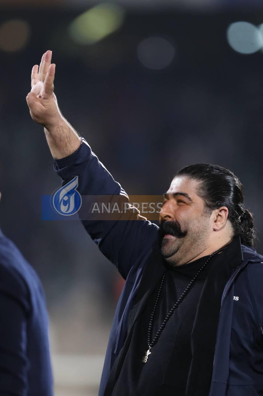 خواننده محبوب پاپ در کنار استقلالیها+ تصاویر خواننده محبوب پاپ در کنار استقلالیها+ تصاویر