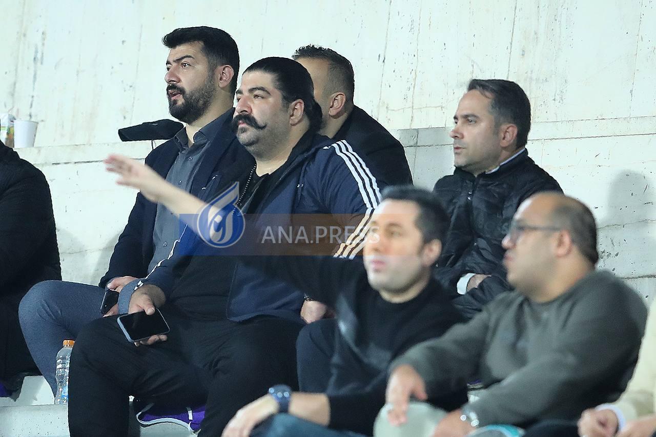 خواننده محبوب پاپ در کنار استقلالیها+ تصاویر خواننده محبوب پاپ در کنار استقلالیها+ تصاویر