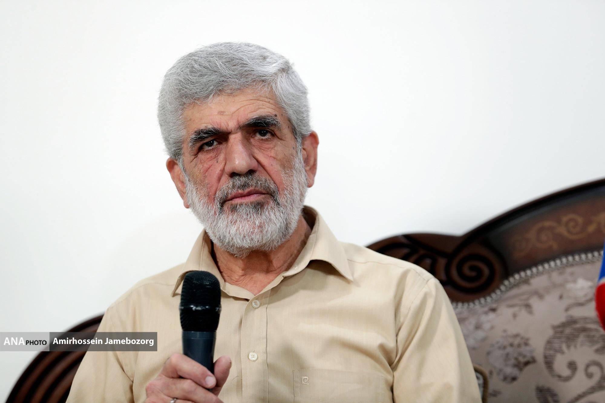 پوستر جشنواره مردمی فیلمعمار در منزل «شهیداحمدیروشن» رونمایی شد پوستر جشنواره مردمی فیلمعمار در منزل «شهیداحمدیروشن» رونمایی شد