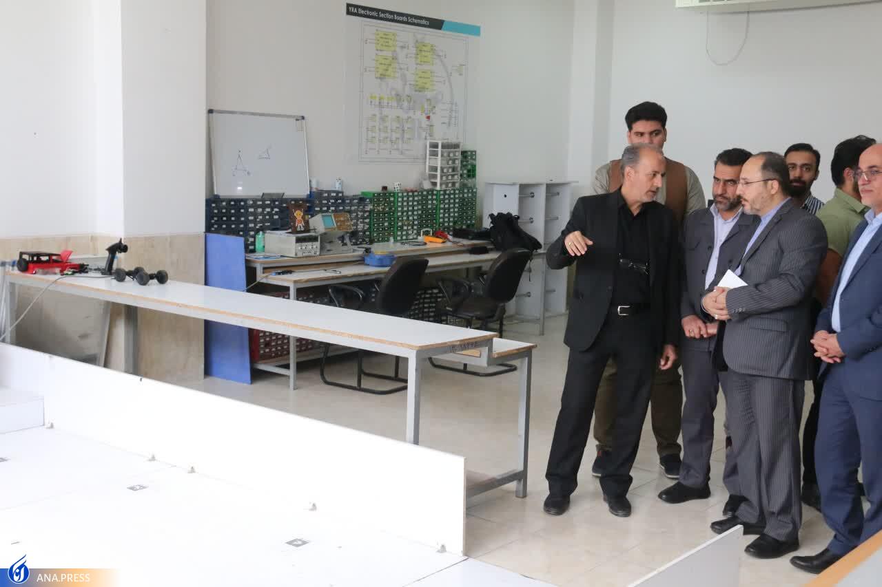 بازدید سپهر خلجی از انجمن علمی رباتیک دانشگاه آزاد اسلامی یزد بازدید سپهر خلجی از انجمن علمی رباتیک دانشگاه آزاد اسلامی یزد