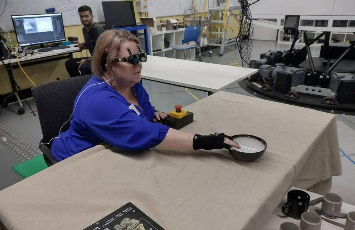 فناوری برای نابینایان  ساخت عینک هوشمندی که مشاهدات را به صوت تبدیل می‌کند