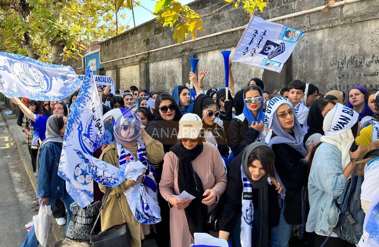 حضور جالب هواداران خانم ملوان برای ورود به ورزشگاه مرحوم قایقران+ عکس و فیلم