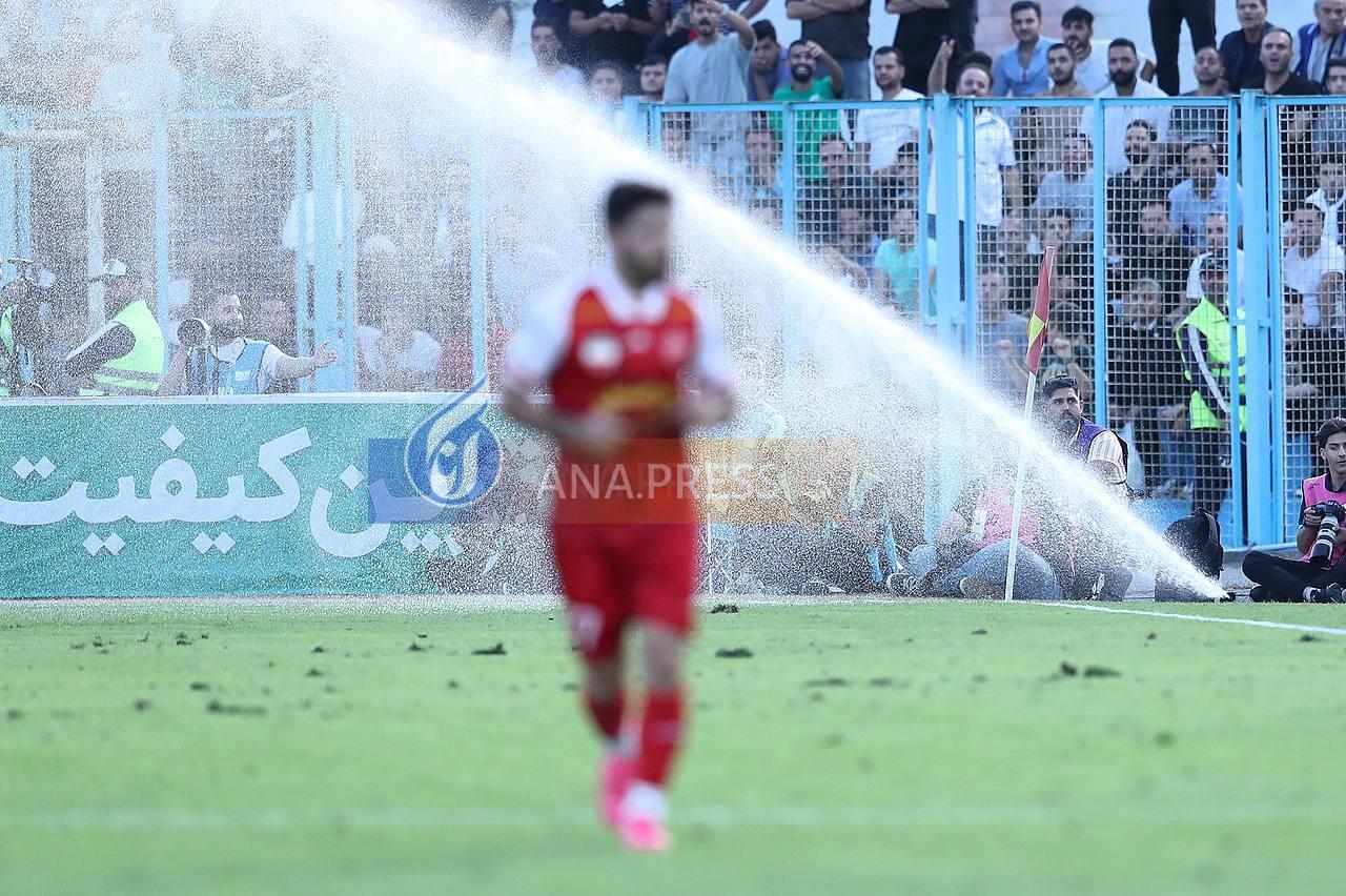 حاشیه بازی ملوان و پرسپولیس| توقف بازی به خاطر فواره آب/ سید جلال روی نیمکت سرخپوشان؟!+ تصاویر