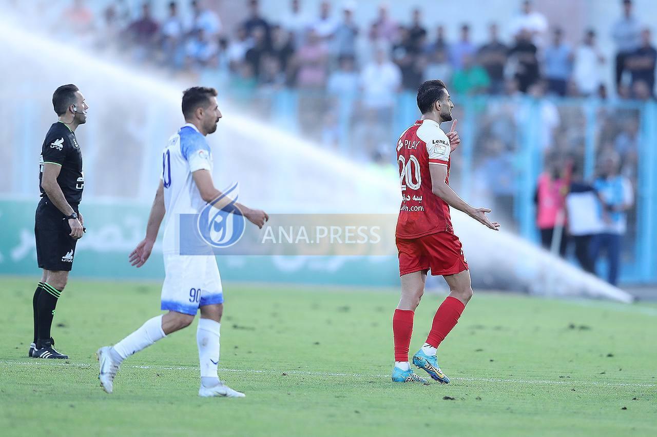 حاشیه بازی ملوان و پرسپولیس| توقف بازی به خاطر فواره آب/ سید جلال روی نیمکت سرخپوشان؟!+ تصاویر