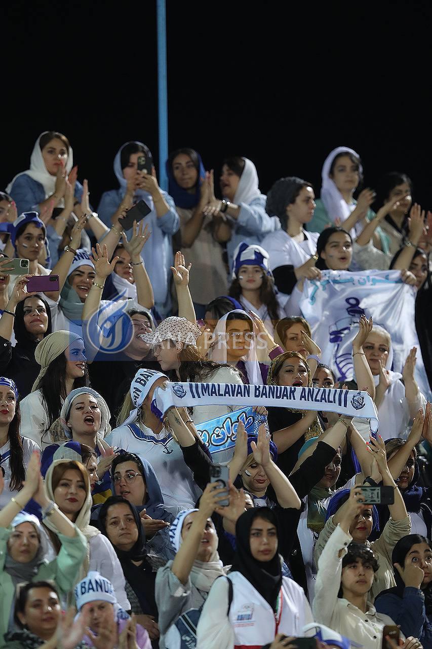واکنشهای جالب هواداران خانم ملوان روی سکوهای ورزشگاه قایقران+ تصاویر واکنشهای جالب هواداران خانم ملوان روی سکوهای ورزشگاه قایقران+ تصاویر