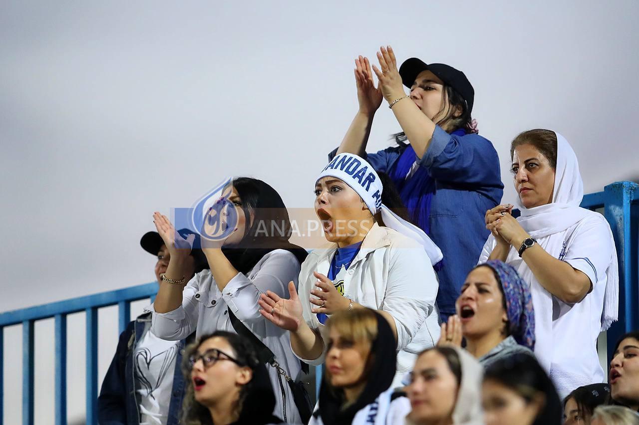 واکنشهای جالب هواداران خانم ملوان روی سکوهای ورزشگاه قایقران+ تصاویر واکنشهای جالب هواداران خانم ملوان روی سکوهای ورزشگاه قایقران+ تصاویر