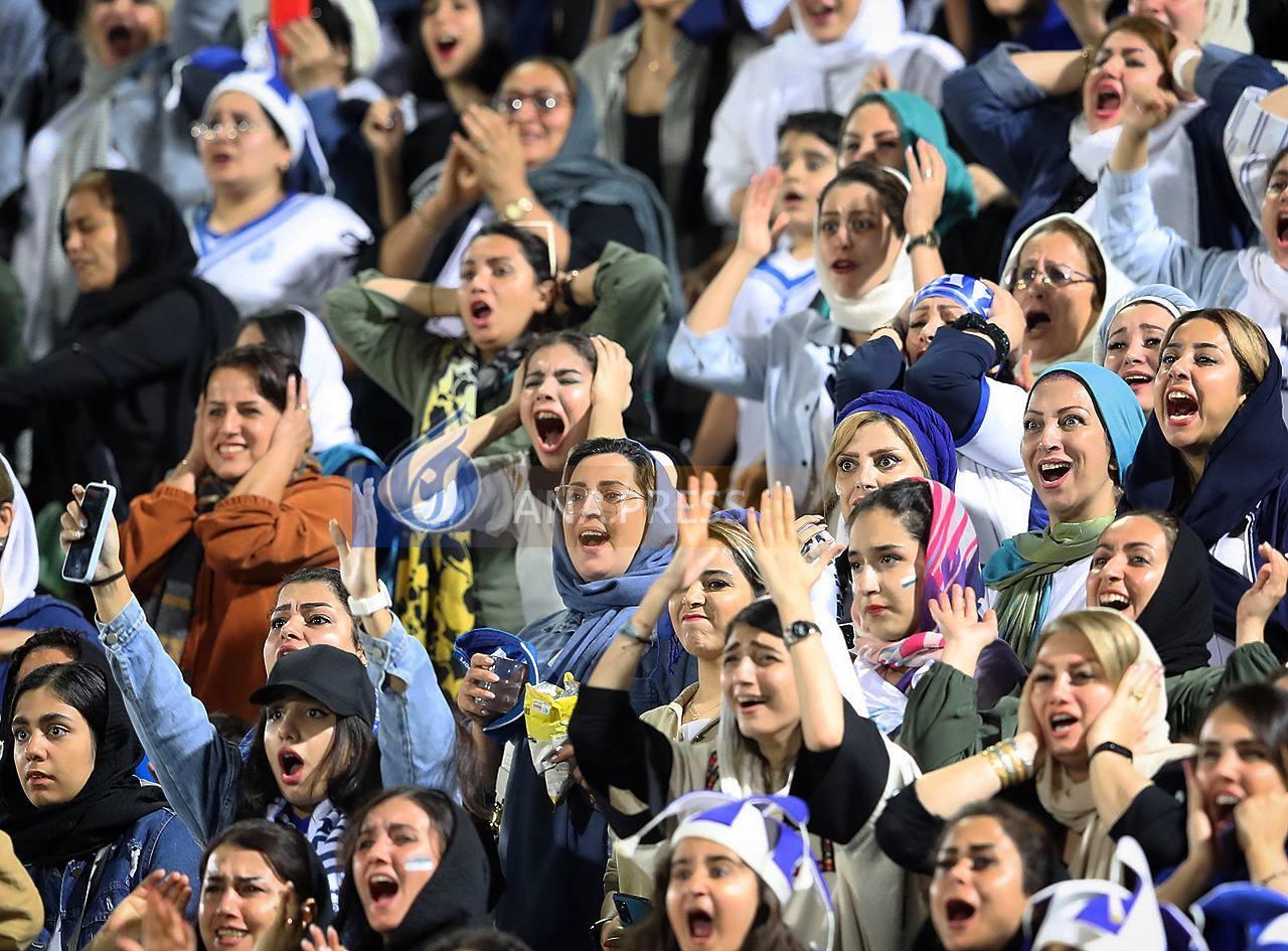 واکنشهای جالب هواداران خانم ملوان روی سکوهای ورزشگاه قایقران+ تصاویر واکنشهای جالب هواداران خانم ملوان روی سکوهای ورزشگاه قایقران+ تصاویر