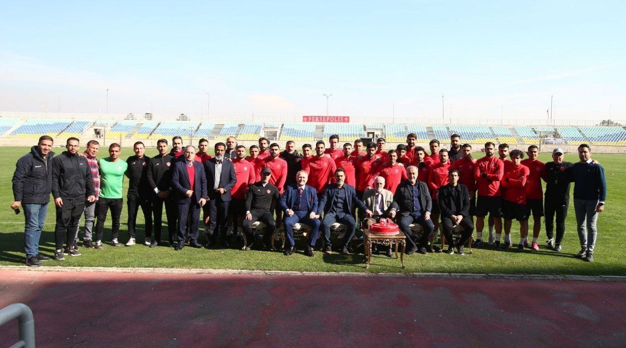 جشن ۶۰ سالگی پرسپولیس در روز آخرین تمرین تهران قبل از بازی با النصر جشن ۶۰ سالگی پرسپولیس در روز آخرین تمرین تهران قبل از بازی با النصر