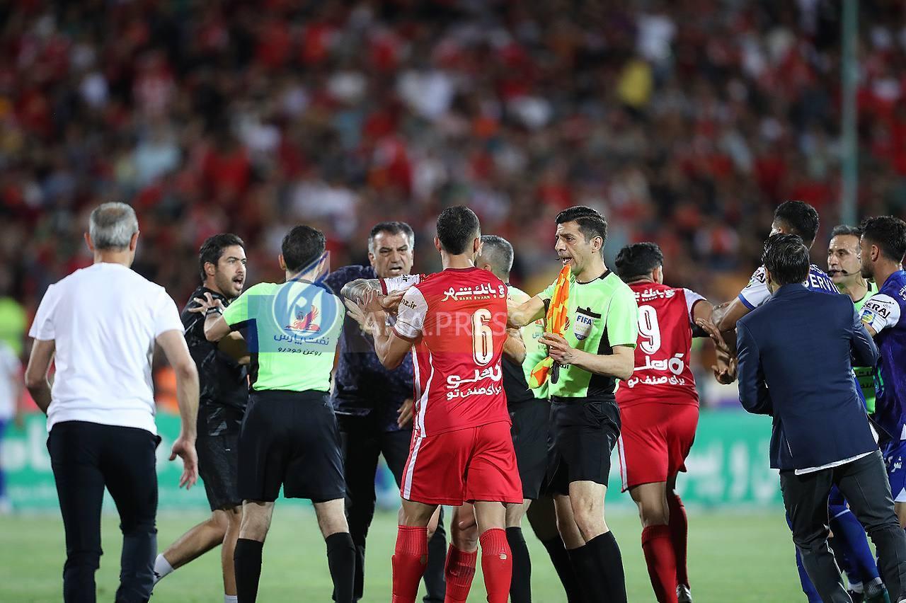 مرور حواشی آخرین دربی| از مصدومیت گلر استقلال و اهانت به دروازهبان پرسپولیس تا اخراج جنجالی ساپینتو و خطر کوری یک هوادار مرور حواشی آخرین دربی| از مصدومیت گلر استقلال و اهانت به دروازهبان پرسپولیس تا اخراج جنجالی ساپینتو و خطر کوری یک هوادار