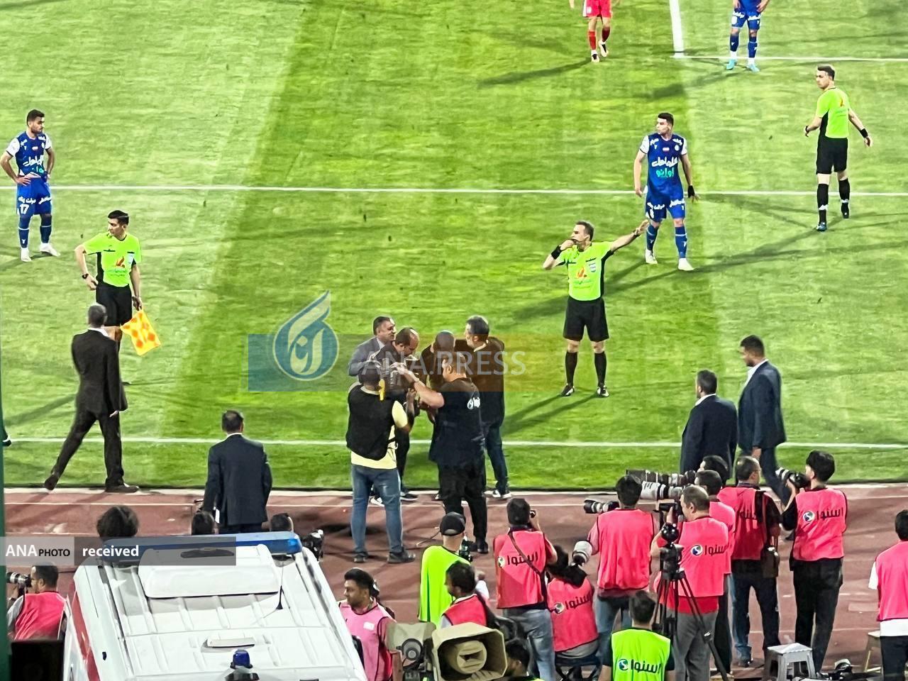 مرور حواشی آخرین دربی| از مصدومیت گلر استقلال و اهانت به دروازهبان پرسپولیس تا اخراج جنجالی ساپینتو و خطر کوری یک هوادار مرور حواشی آخرین دربی| از مصدومیت گلر استقلال و اهانت به دروازهبان پرسپولیس تا اخراج جنجالی ساپینتو و خطر کوری یک هوادار