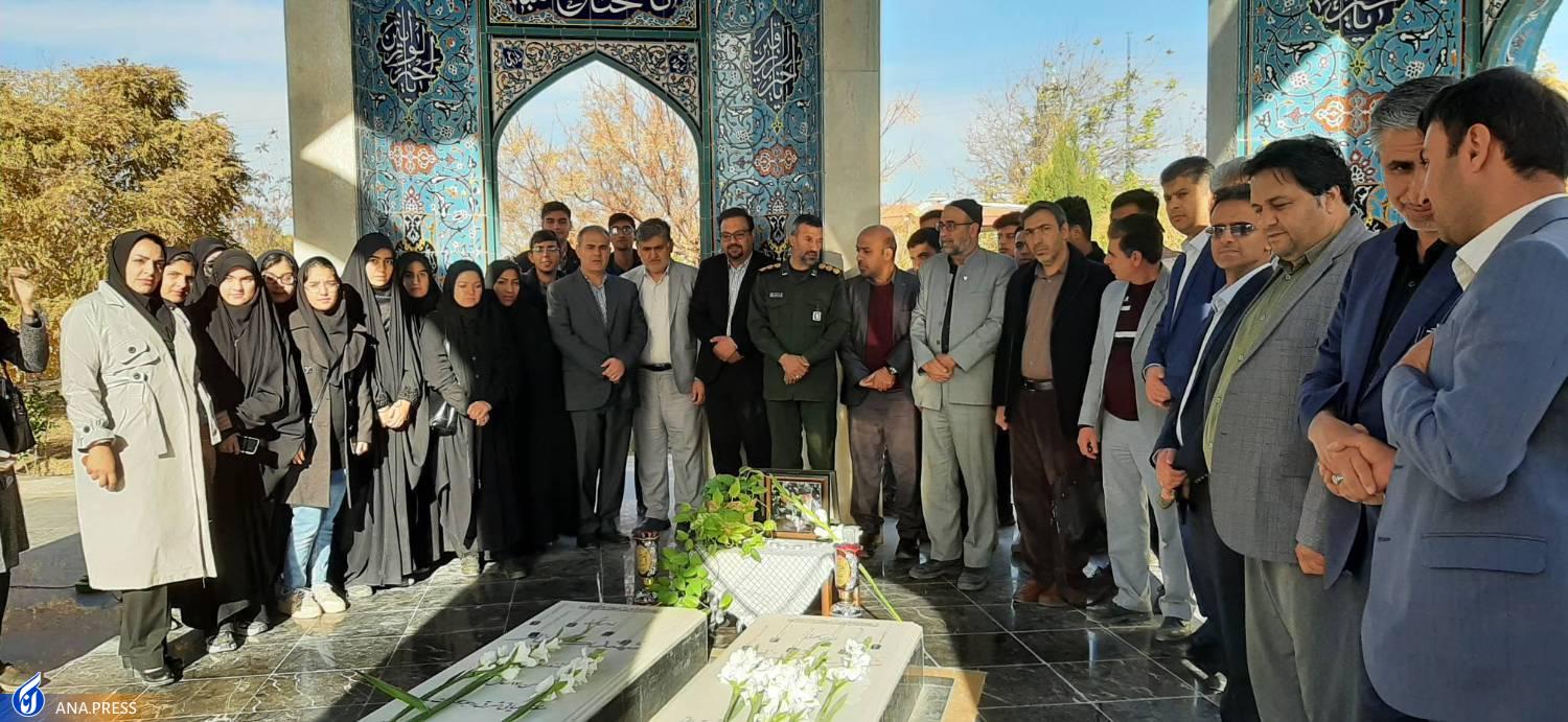 دانشجویان و استادان غرق در عزای حضرت فاطمه(س)؛ نوای حزن و اندوه در واحدهای دانشگاهی پیچید دانشجویان و استادان غرق در عزای حضرت فاطمه(س)؛ نوای حزن و اندوه در واحدهای دانشگاهی پیچید