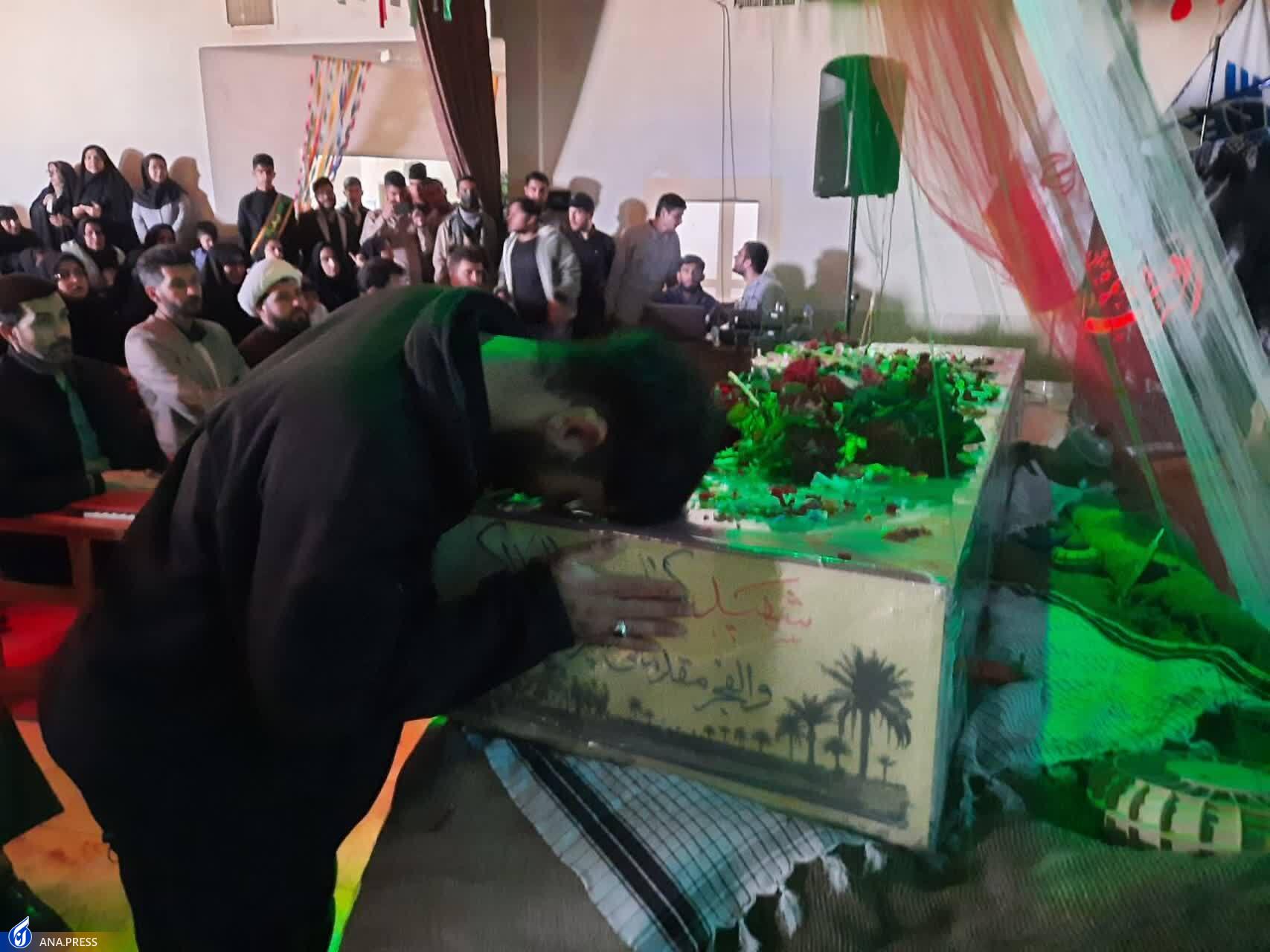 واحدهای دانشگاه آزاد اسلامی عطر فاطمی گرفت/ عطر «ایثار و شهادت» در آسمان دانشگاهها و قیام دانشجویان به احترام لالههای گلگلونکفن واحدهای دانشگاه آزاد اسلامی عطر فاطمی گرفت/ عطر «ایثار و شهادت» در آسمان دانشگاهها و قیام دانشجویان به احترام لالههای گلگلونکفن