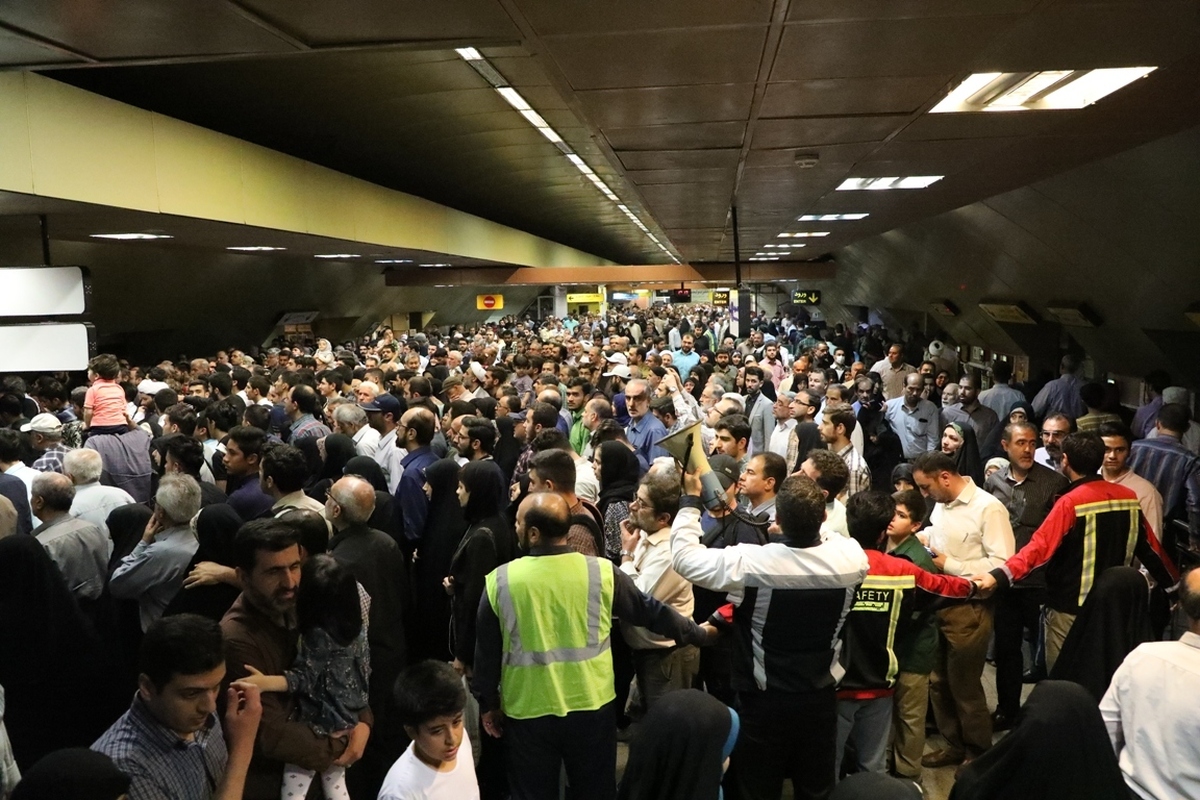 خدمات رسانی مترو به شرکت کنندگان در مراسم آیین وداع با پیکر مطهر ۱۱۰ شهید گمنام