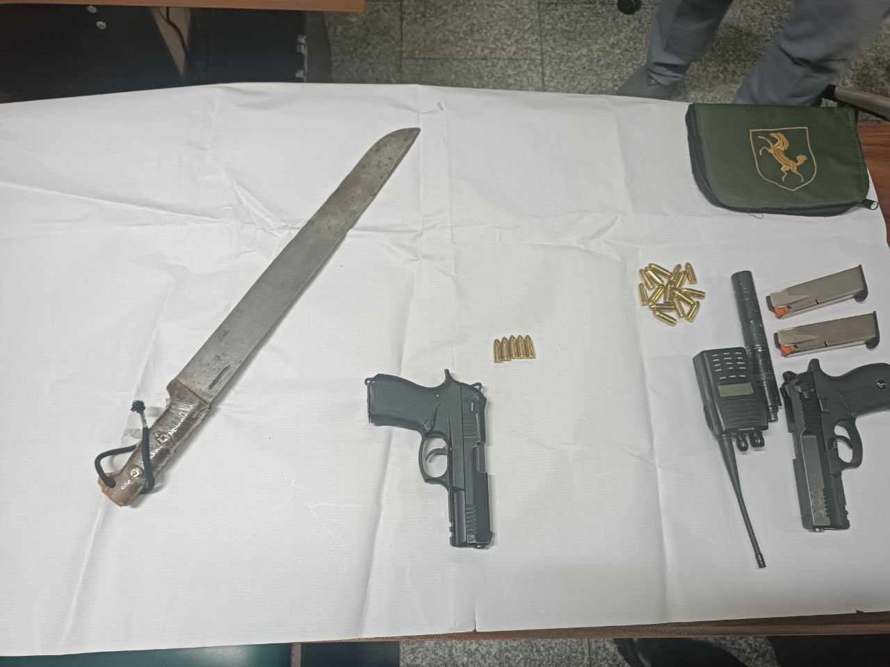 رونمایی پلیس از باند سارقان مسلح تلفن همراه و خریدار مسلح منزل رونمایی پلیس از باند سارقان مسلح تلفن همراه و خریدار مسلح منزل