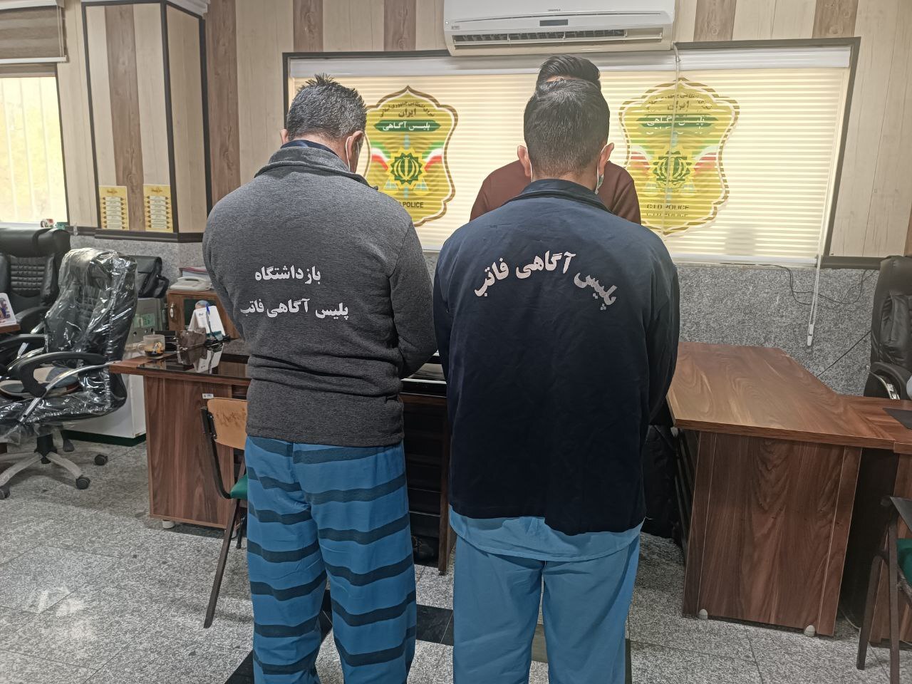 رونمایی پلیس از باند سارقان مسلح تلفن همراه و خریدار مسلح منزل رونمایی پلیس از باند سارقان مسلح تلفن همراه و خریدار مسلح منزل