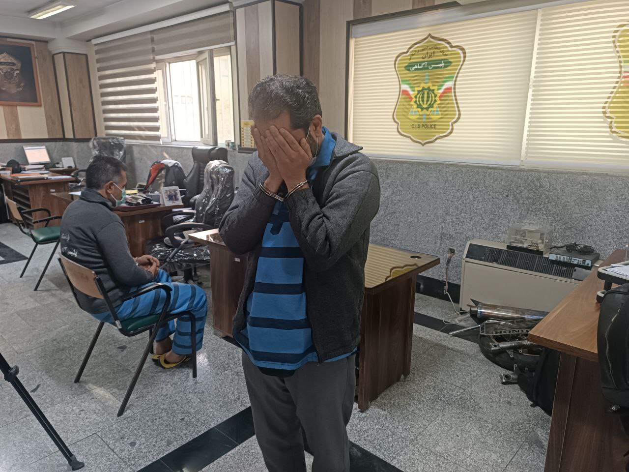 رونمایی پلیس از باند سارقان مسلح تلفن همراه و خریدار مسلح منزل رونمایی پلیس از باند سارقان مسلح تلفن همراه و خریدار مسلح منزل