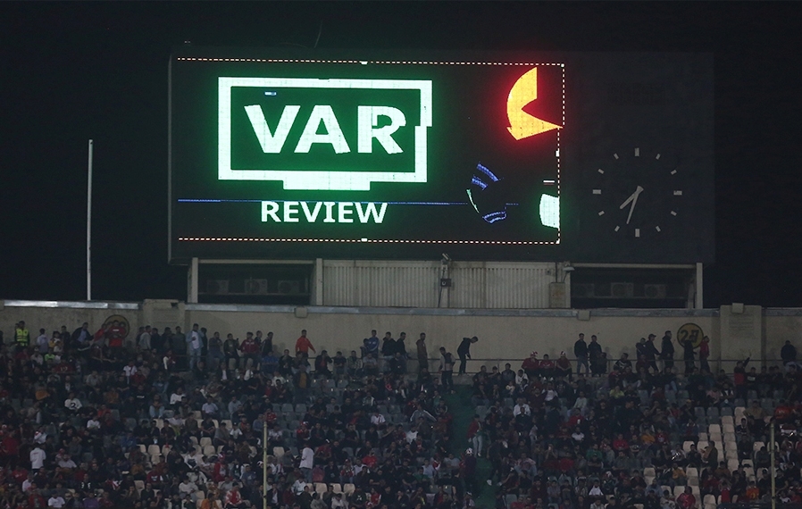 کلی هیاهو به خاطر«کمک داور ویدیویی» بعد از دربی استقلال و پرسپولیس؛ آنچه فوتبال ایران از« وار» باید بداند و نمی داند، چیست؟