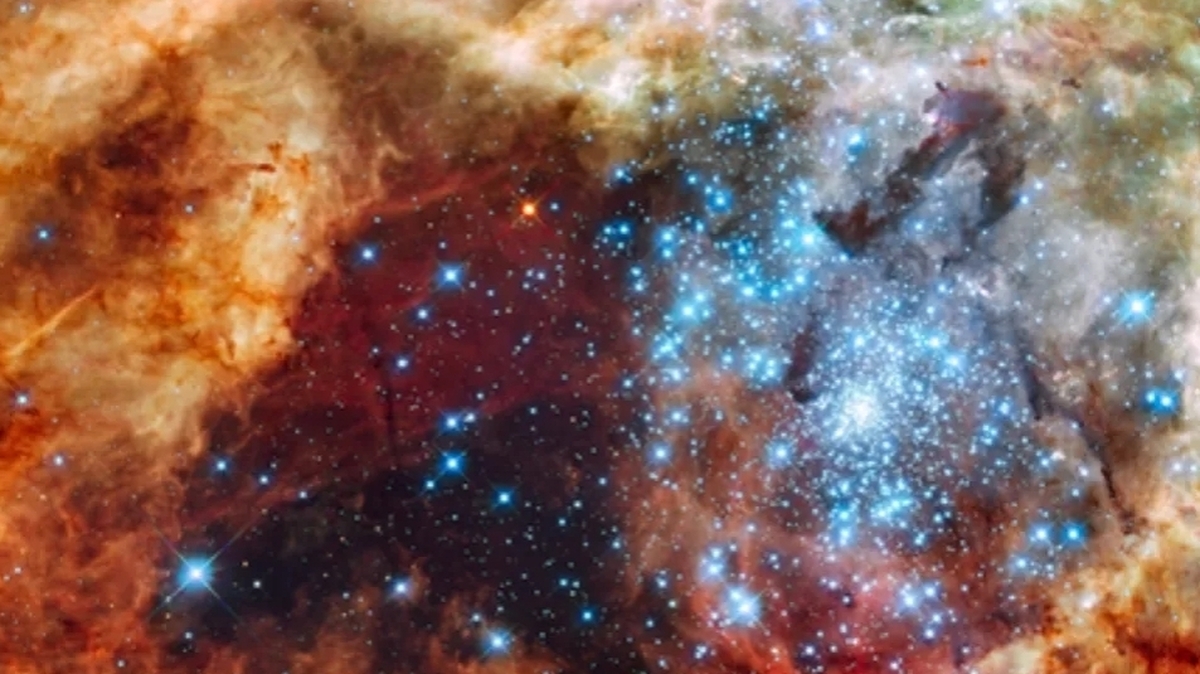 هابل ۵۰۰ ستاره قرمز و آبی کشف کرد