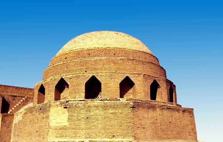 بررسی ارتباط بین نقش و معنا در تزیینات کاشی کاری ایوان جنوبی مسجد جامع قم بررسی ارتباط بین نقش و معنا در تزیینات کاشی کاری ایوان جنوبی مسجد جامع قم