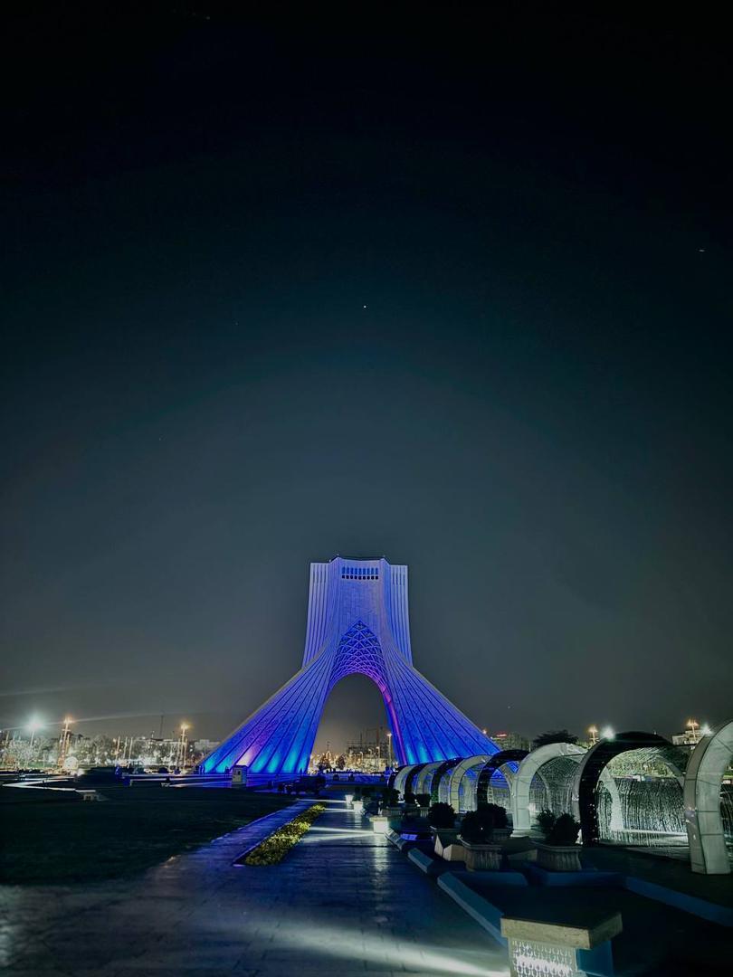 برج آزادی به مناسبت روز جهانی اُتیسم آبی شد