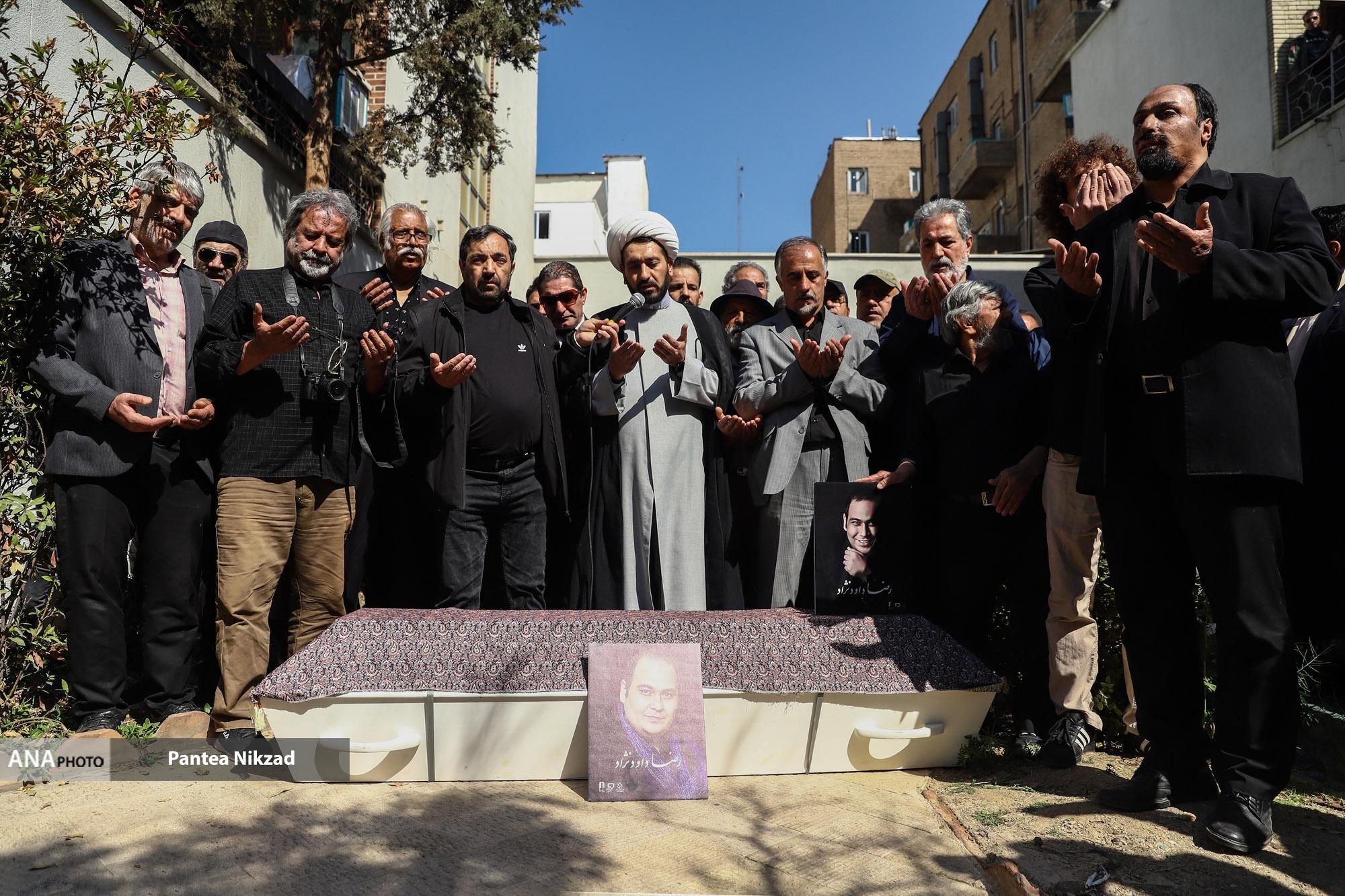 تشییع پیکر زندهیاد رضا داودنژاد در خانه سینما+ عکس و فیلم تشییع پیکر زندهیاد رضا داودنژاد در خانه سینما+ عکس و فیلم