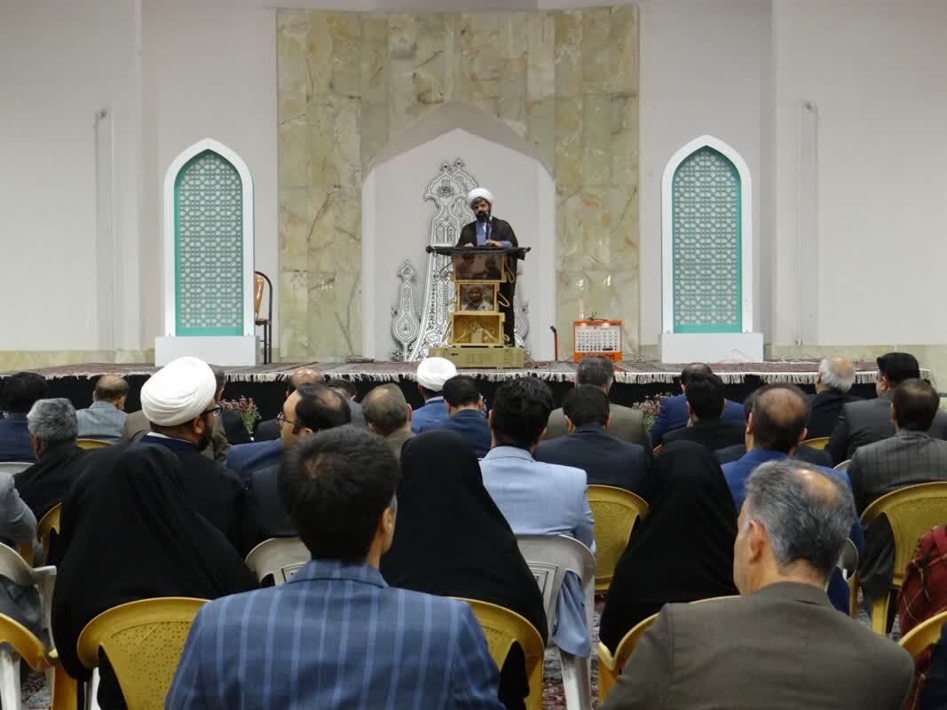 تأکید بر ایجاد دوقطبیهای ملی و مذهبی، برای نظام هزینهساز است تأکید بر ایجاد دوقطبیهای ملی و مذهبی، برای نظام هزینهساز است