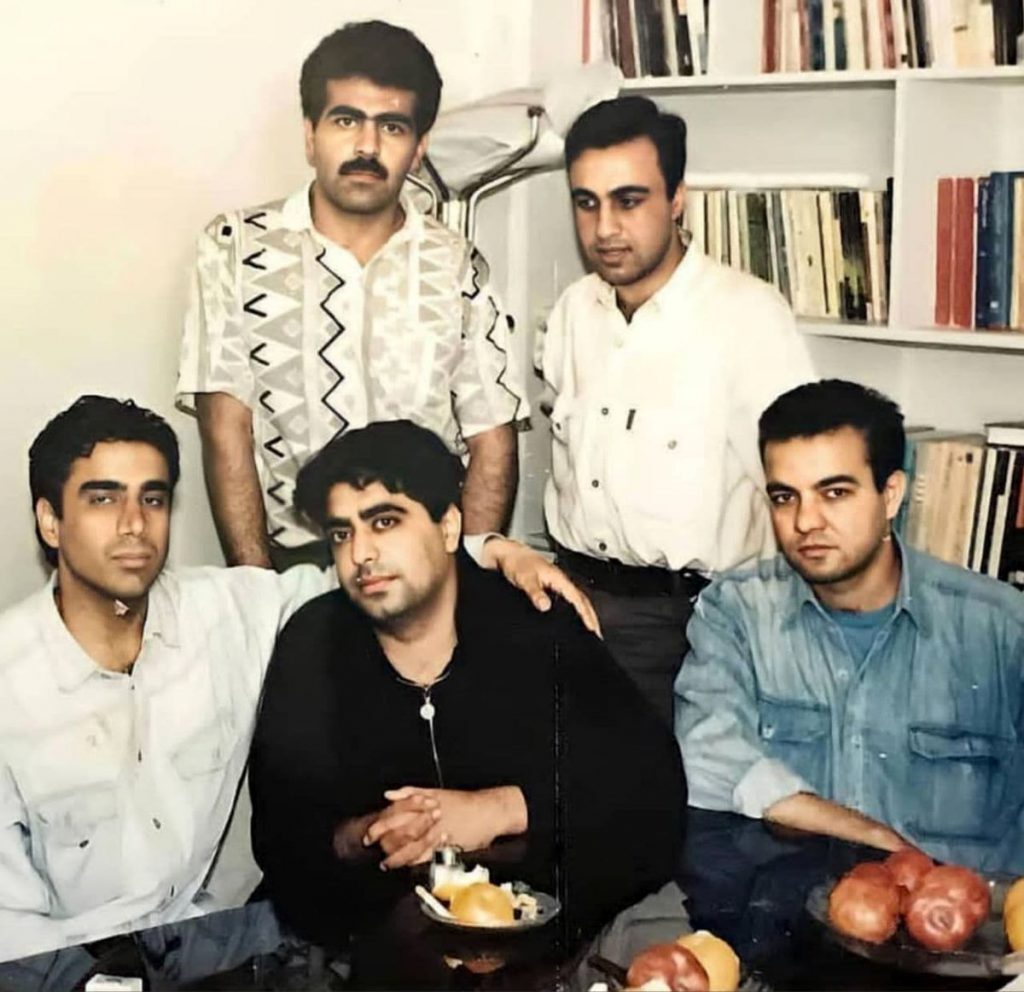 برای مردی که با انبوهی از خاطرات بی نظیر کوله عکاسی را به دیوار آویخت برای مردی که با انبوهی از خاطرات بی نظیر کوله عکاسی را به دیوار آویخت