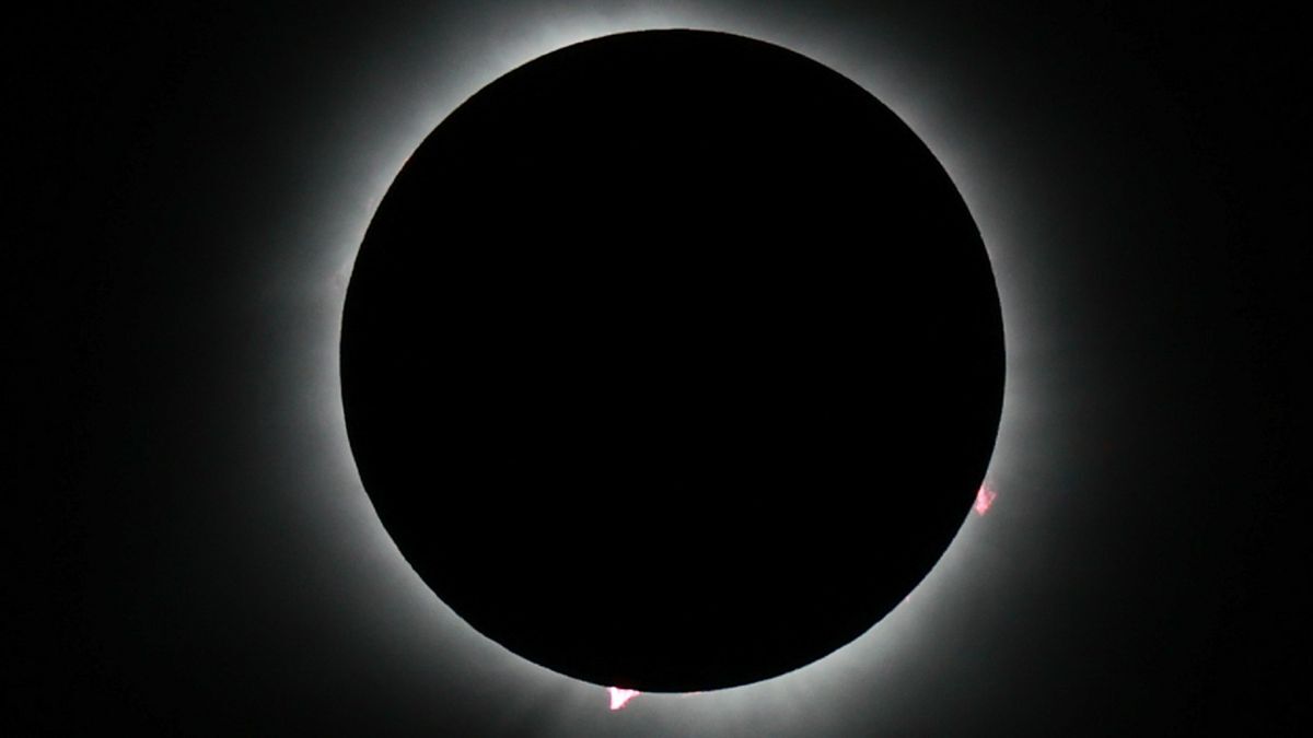 ظهور زبانه‌ خورشیدی در طی کسوف