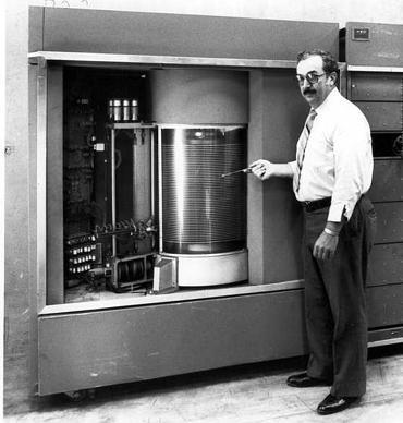 ۱۱ حقیقت سریع در مورد هارد دیسک/ اولین هارد یک گیگابایتی ۲۵۰ کیلوگرم وزن داشت!