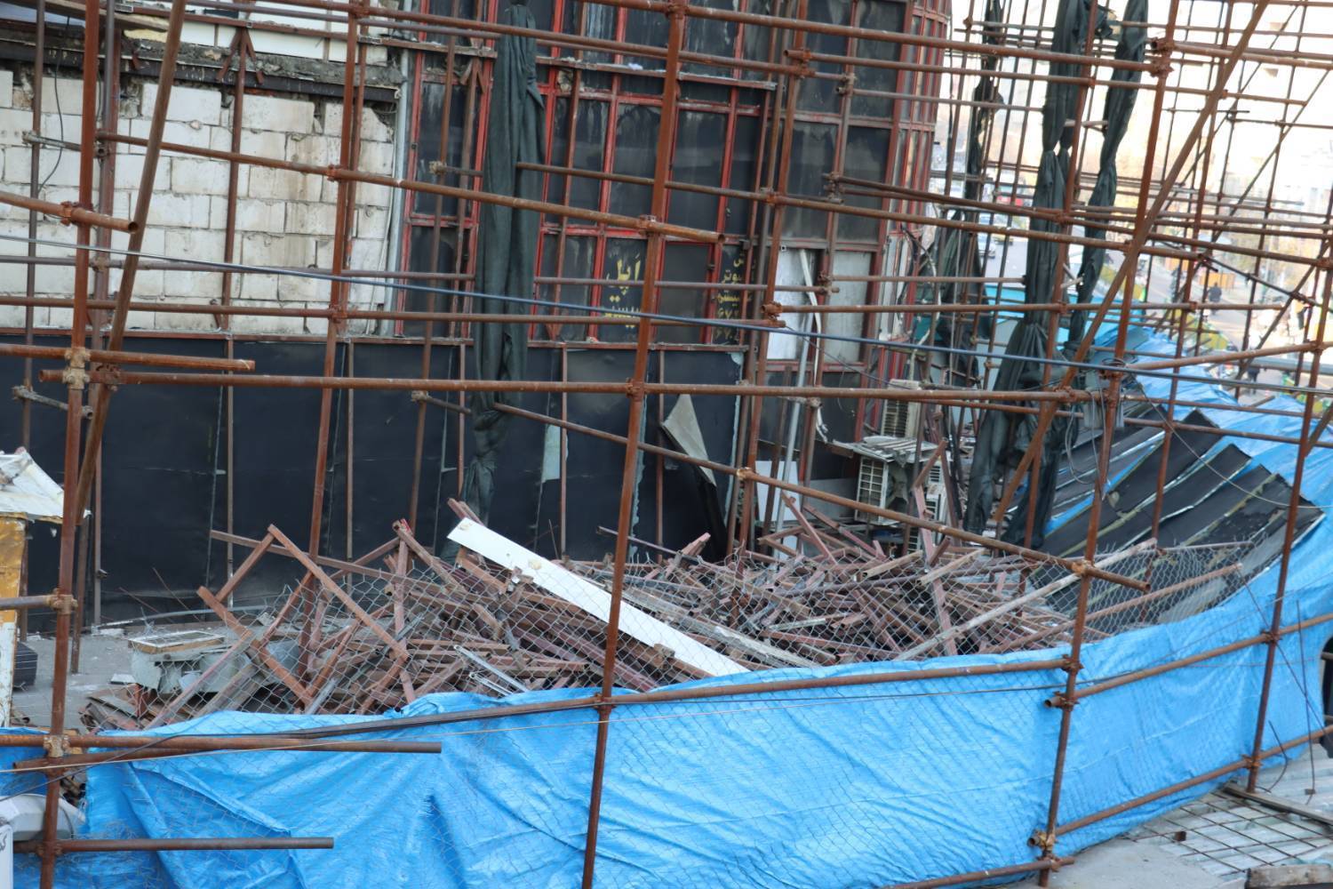 پرده‌های پاساژ علاالدین برداشته شد، اما ایمنی شروع نشده