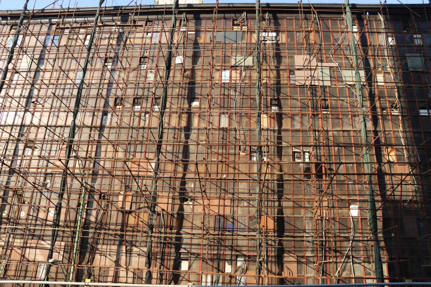 پردههای پاساژ علاالدین برداشته شد، اما ایمنی شروع نشده پردههای پاساژ علاالدین برداشته شد، اما ایمنی شروع نشده